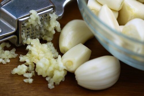 l'aglio è un eccellente repellente naturale contro i pidocchi