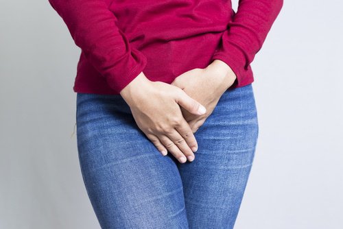 donna cui scappa la pipì