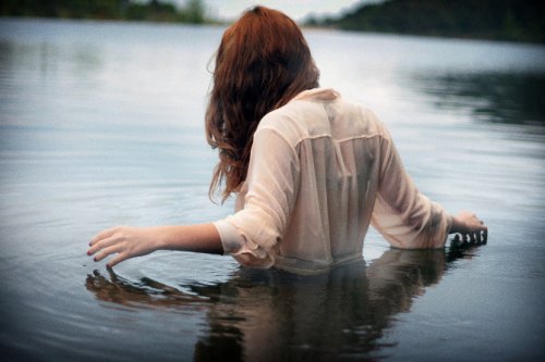 Donna in acqua, vestita