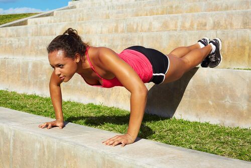 esercizi per rafforzare braccia