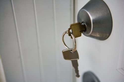 Mazzo di chiavi tra oggetti da disinfettare tutti i giorni