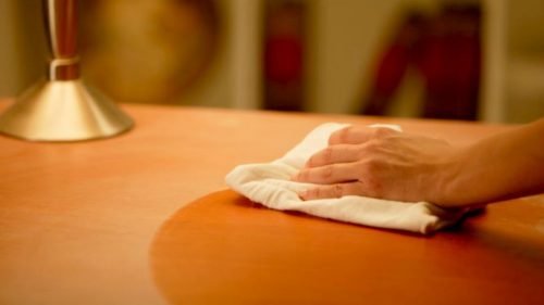Pulire le superfici in legno con olio di fegato di merluzzo