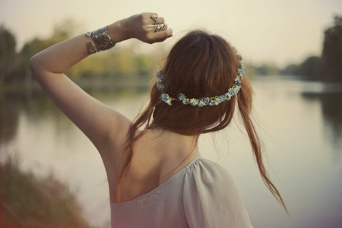 ragazza in riva al lago