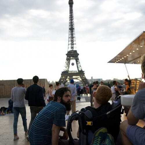 turisti davanti alla tour eiffel