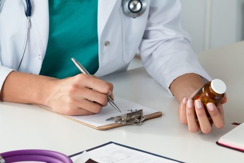 medico che prescrive antibiotici