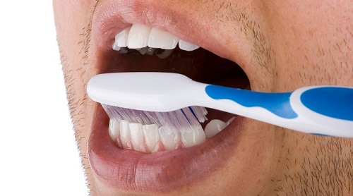 eliminare la placca dai denti