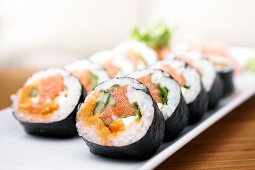 l'alga nori è impiegata nella preparazione del sushi