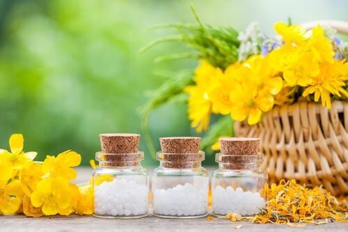 Fiori gialli e boccette con pillole