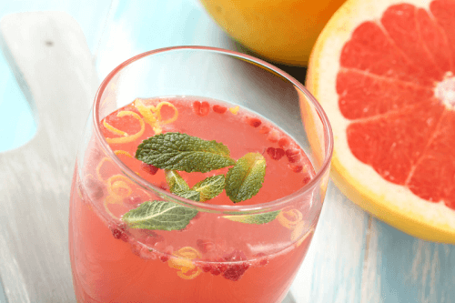 Bevanda al tè verde, pompelmo e menta per accelerare il metabolismo