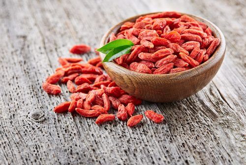 Ciotola con bacche di goji