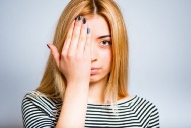 Eliminare borse e occhiaie con 10 soluzioni naturali