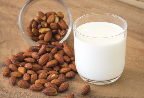 Latte di mandorle
