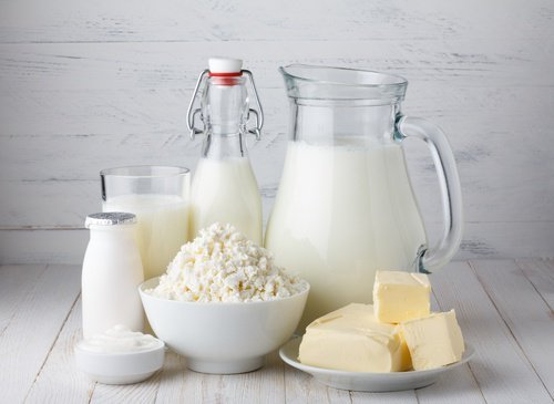 Il latte e i suoi derivati sono uno dei primi alimenti da evitare per non soffrire di gonfiore addominale