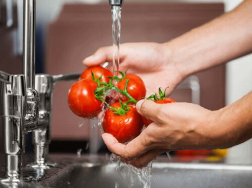 Lavare la frutta con l'aceto di mele