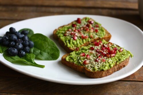 Toast avocado e melagrana