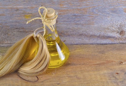 Bottiglia con olio e ciocca di capelli