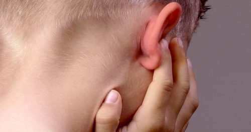 Bambino con mal d'orecchio