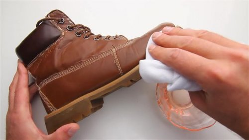 Lucidare le scarpe