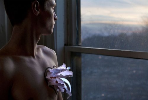 Uomo guarda fuori dalla finestra