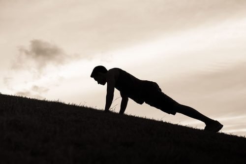 I plank e i plank laterali sono ottimi esercizi per ridurre la pancia