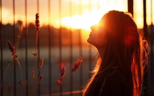 Ragazza guarda il tramonto