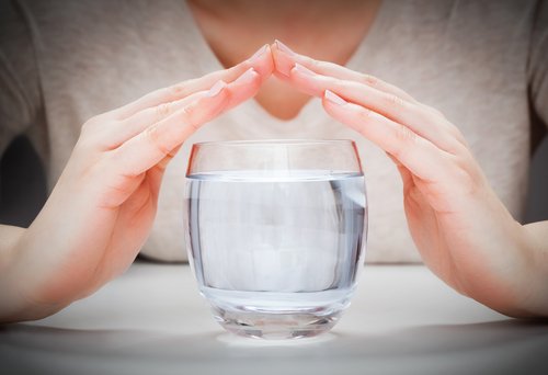 Bere un bicchiere d'acqua mezz'ora prima dei pasti: cosa succede?