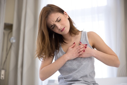 Donna con dolore al petto