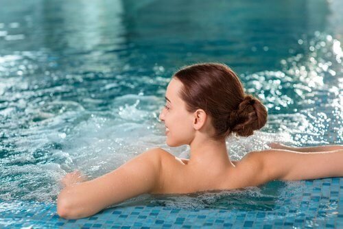 Donna si rilassa in piscina