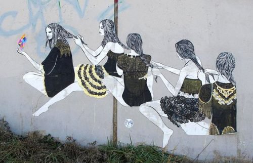 murale di donne che si fanno la treccia a vicenda