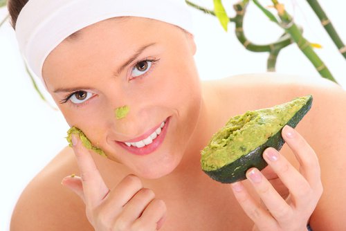 Maschera viso per sfruttare le proprietà dell'avocado