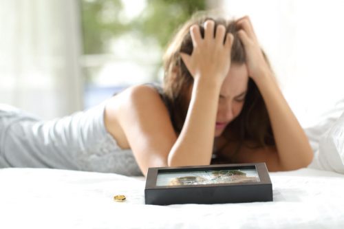 ragazza disperata che è stata infedele