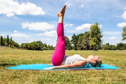 Il sollevamento delle gambe è uno degli esercizi per ridurre la pancia