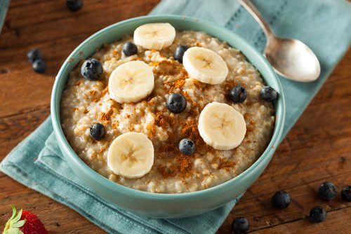 Efficacia dell'avena nel regolare i livelli di colesterolo - Colazione avena e frutta