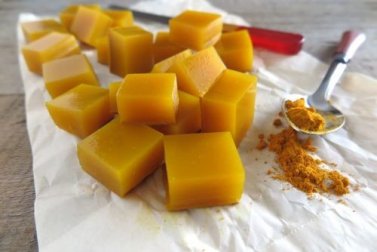 Dadi di gelatina antinfiammatori con curcuma e miele