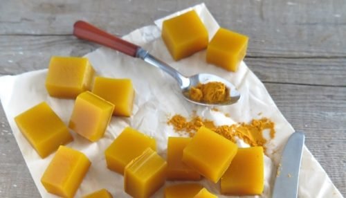 dadi di gelatina con curcuma in cucchiaino