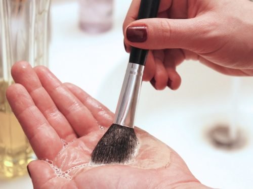 lavare i pennelli per truccarsi
