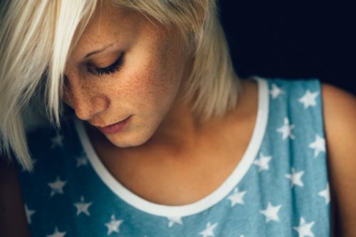 donna con maglia blu a stelle