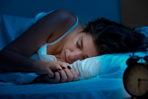 la produzione di melatonina viene stimolata dal buio