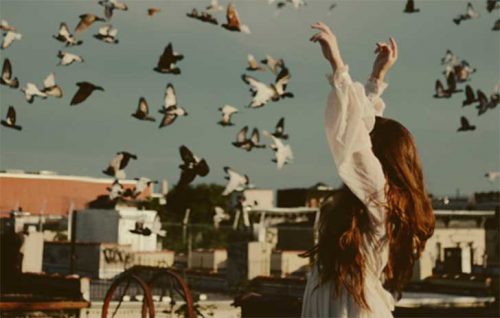 donna e uccelli in volo