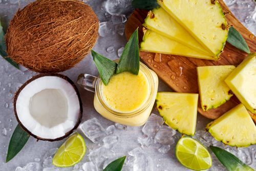 Eliminare i liquidi: bevanda al cocco, ananas e zenzero