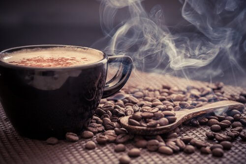 una tazza di caffè al mattino