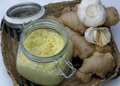 Rimedio naturale a base di aglio e zenzero