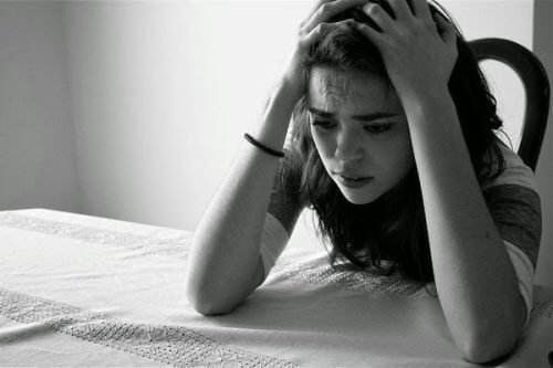 Ragazza con pensieri ossessivi