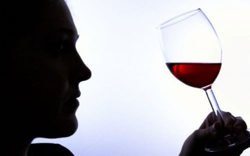 Dipendenza da alcol: 6 segnali inconfondibili