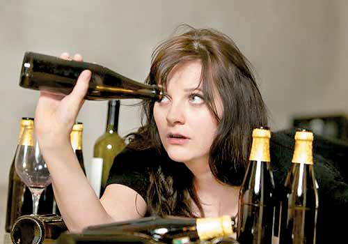 controllare riserve di alcol in casa e dipendenza