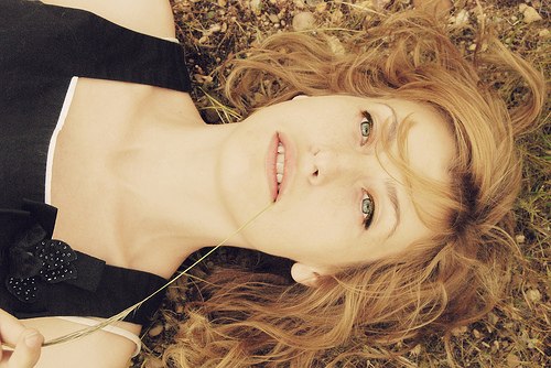 donna sdraiata a terra