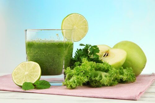 Frullato con insalata e mela verde per una colazione sana