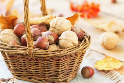 Cesta con frutta secca