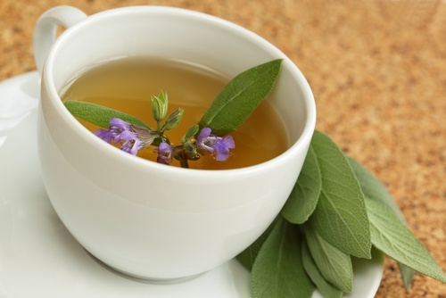 tazza di infuso alla salvia