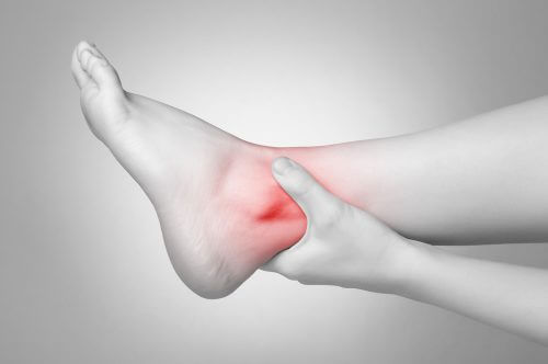 Caviglie e gambe gonfie: sintomo di 5 problemi di salute
